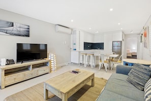 Appartement, 1 chambre | Salle de séjour | Téléviseur connecté de 50 po avec télévision numérique, téléviseur