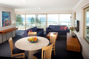 Departamento, 3 habitaciones | Área de sala de estar | Smart TV de 50 pulgadas con canales digitales y televisión 