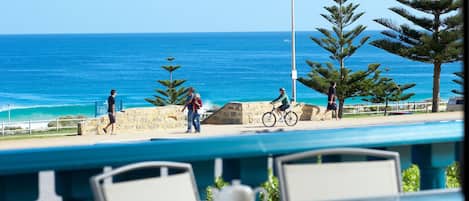 Apartamento superior, 2 habitaciones | Vistas al mar