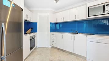 Deluxe Apartment, 2 Bedrooms | Dapur peribadi | Peti sejuk, ketuhar gelombang mikro, ketuhar, dapur