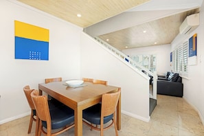 Appartement Deluxe, 2 chambres | Salle à manger