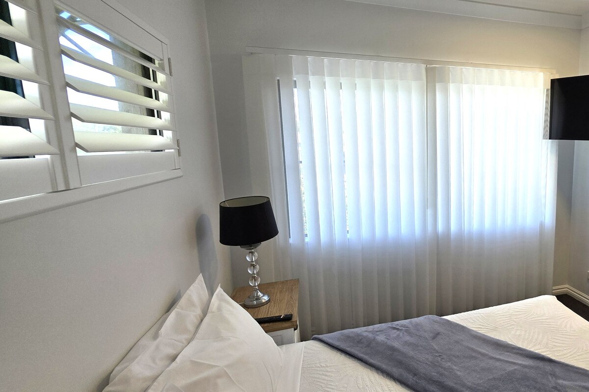 Appartement Deluxe, 2 chambres, balcon, vue océan | Chambres insonorisées, fer et planche à repasser, Wi-Fi gratuit