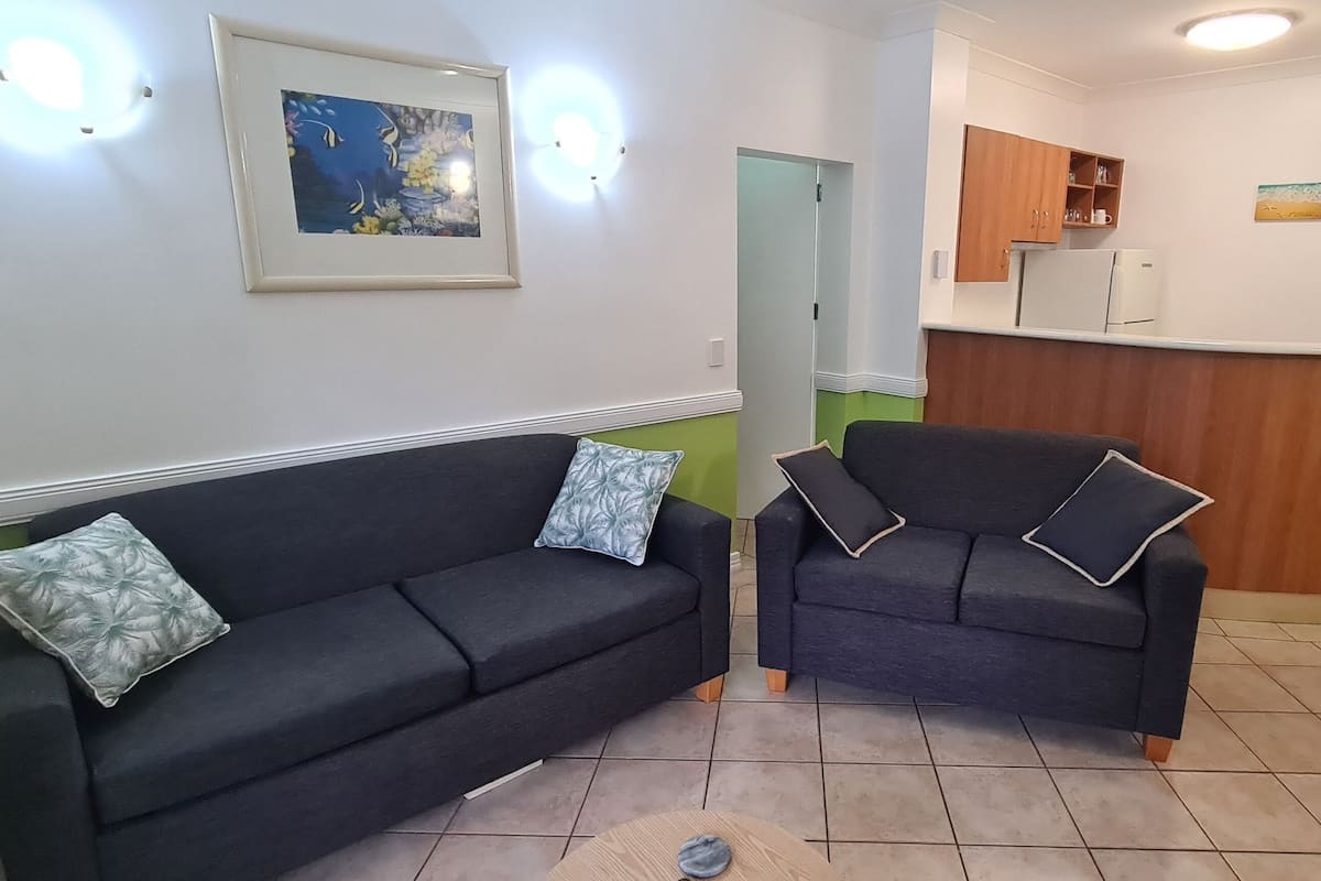 Departamento Deluxe, 1 habitación, vista al patio | Área de sala de estar | Televisión LCD y reproductor de DVD