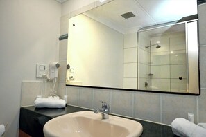 Free toiletries, hair dryer, towels, soap - Waterfront Terraces (Cairns North)