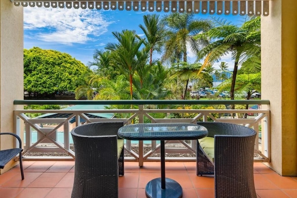 Apartamento luxo, 1 cama Queen, sacada, vista para o mar | Terraço/pátio