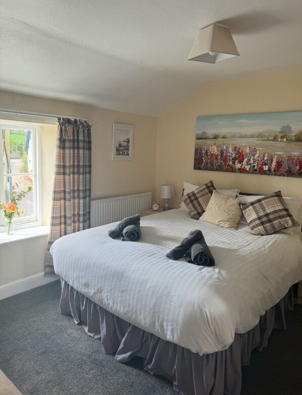 Chambre Double, salle de bains attenante, vue jardin