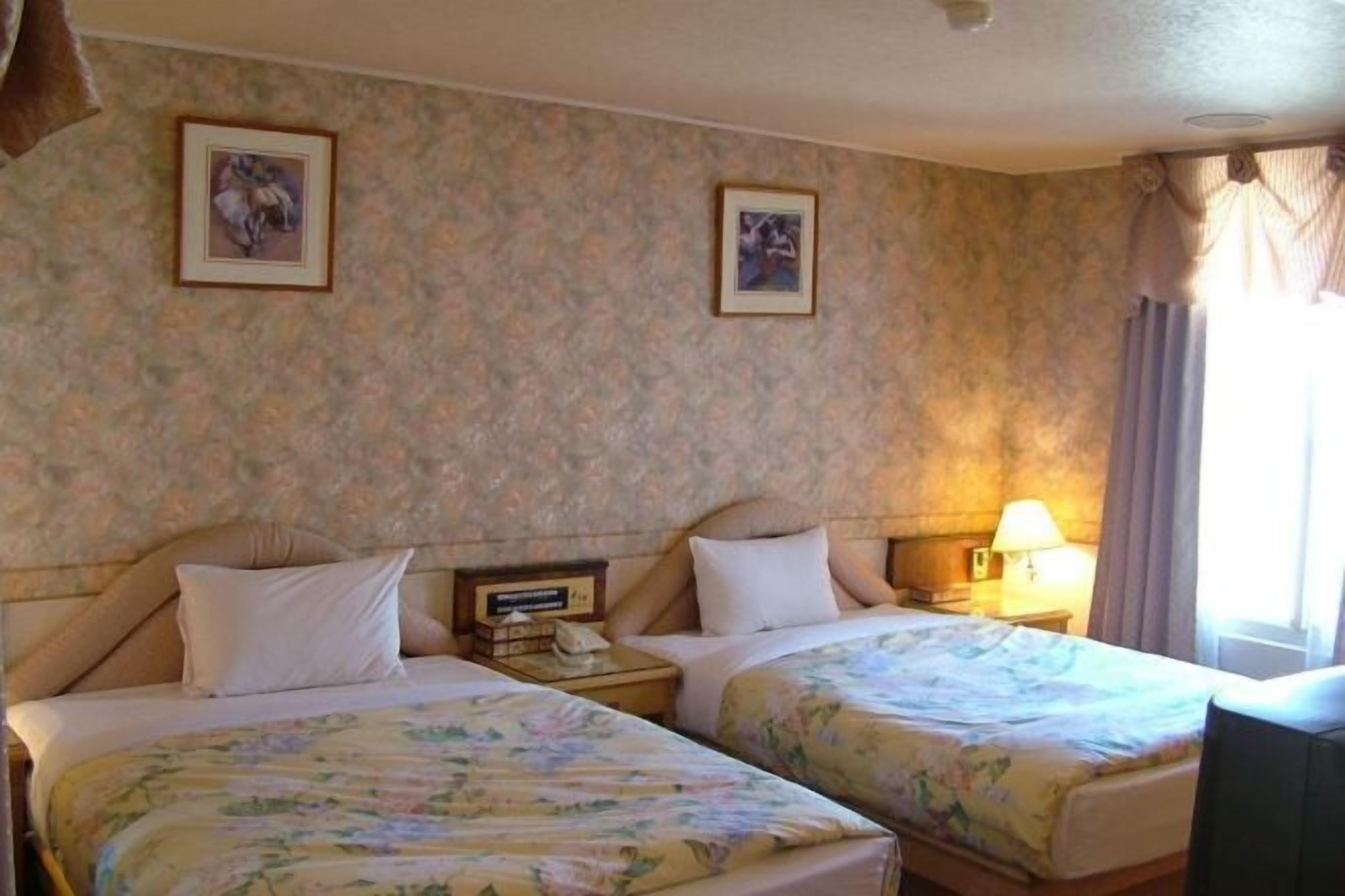 1 室のベッドルーム、デスク、遮光カーテン、アイロン / アイロン台