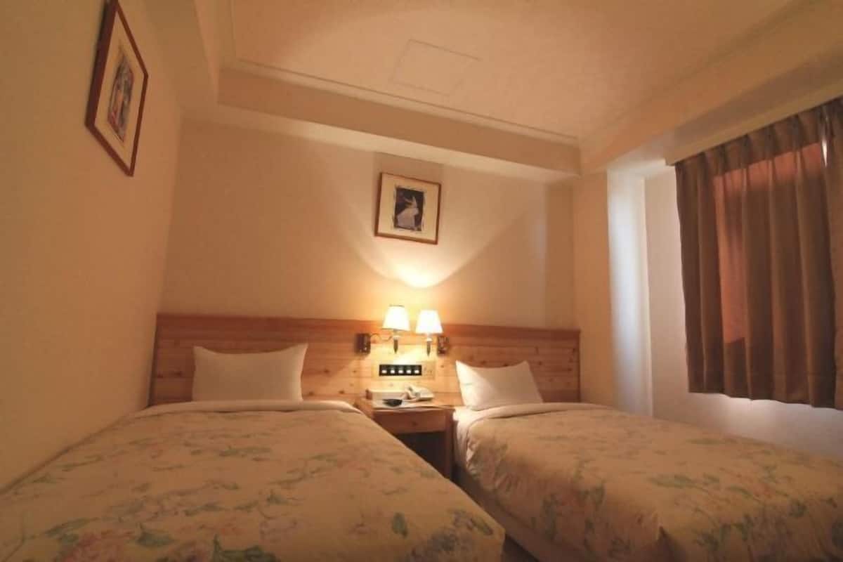 1 bilik tidur, meja, langsir/tirai gelap terus, seterika/papan seterika