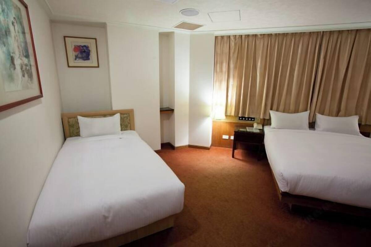 1 slaapkamer, een bureau, verduisterende gordijnen