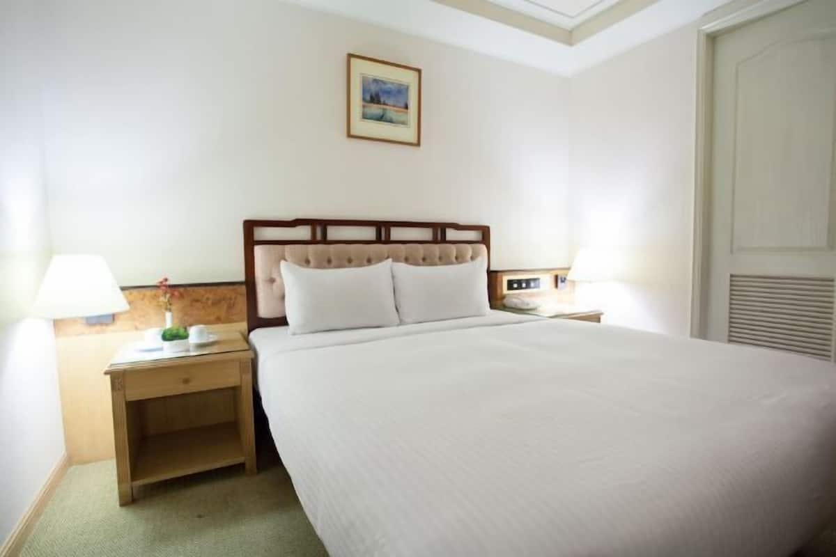 1 bilik tidur, meja, langsir/tirai gelap terus, seterika/papan seterika