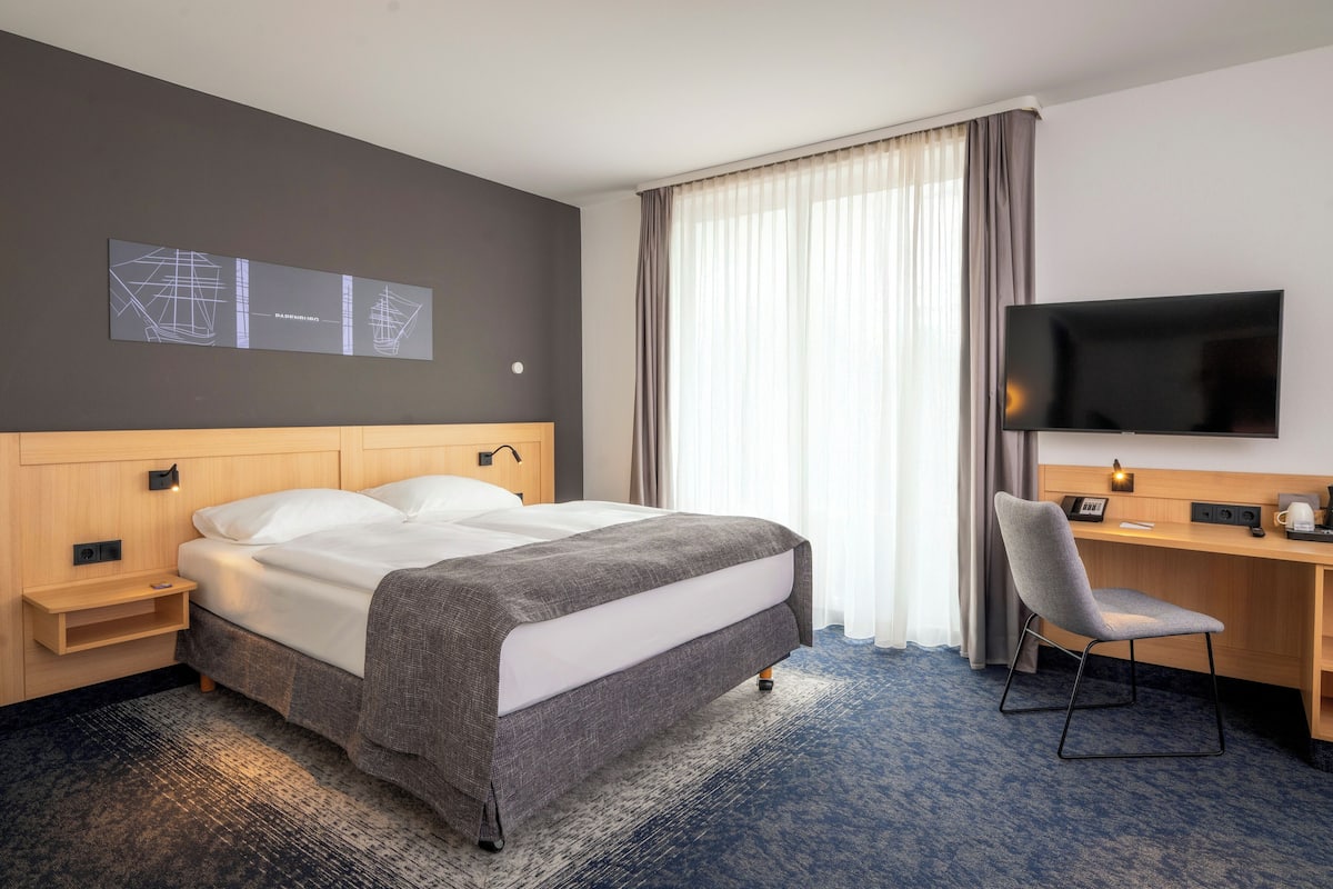 Standard Room, 1 Queen Bed (2nd Floor)