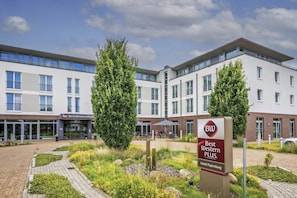 Un hôtel au design moderne, doté d’une cour intérieure agrémentée de verdure et d’espaces aménagés pour se détendre.
