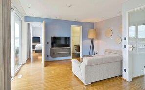 Camera Standard, 1 letto matrimoniale, balcone | Una scrivania, tende oscuranti, insonorizzazione, ferro/asse da stiro