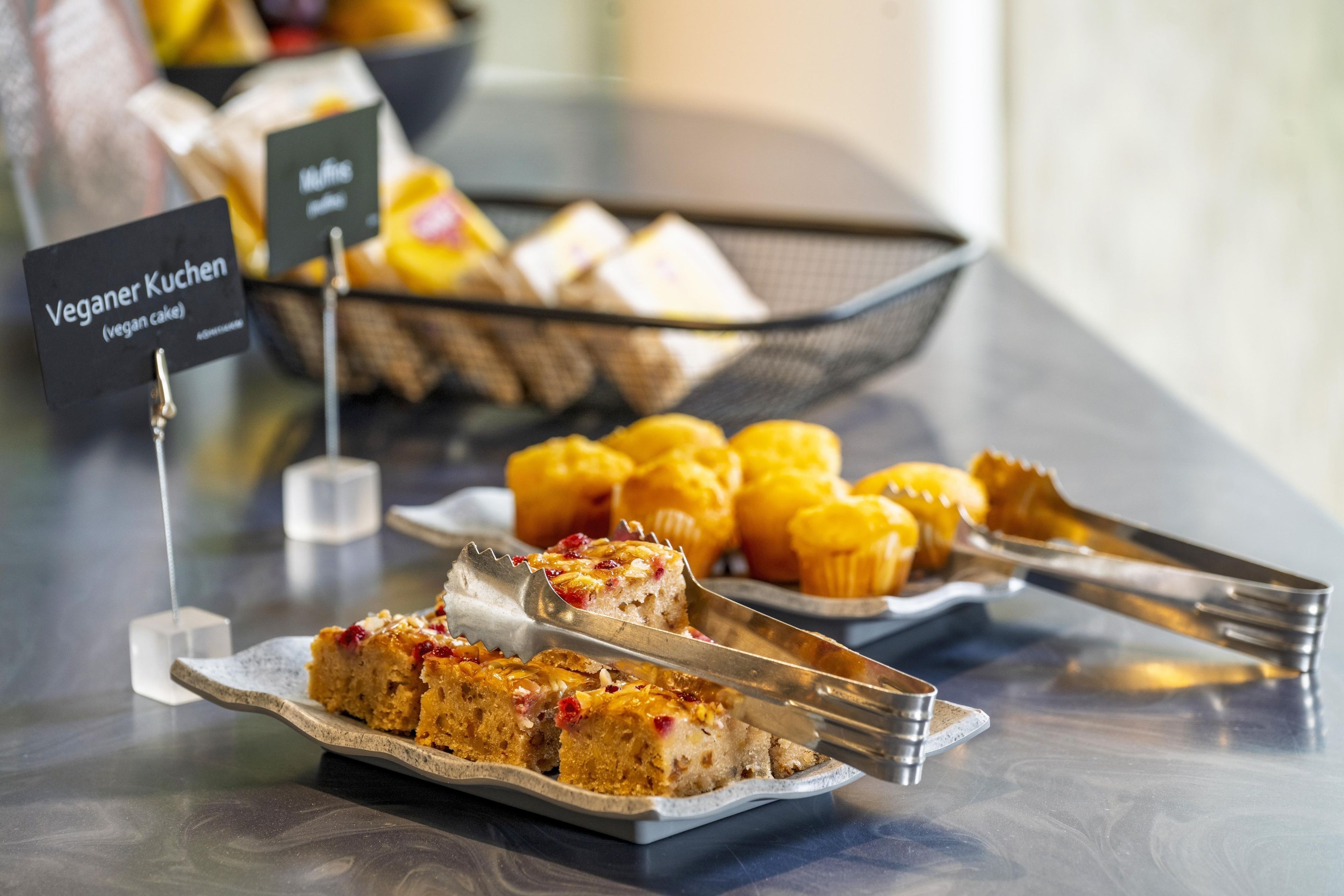Ein Buffet mit veganen Kuchen und Muffins.