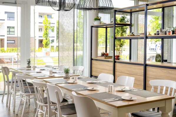 Free daily buffet breakfast - Best Western Plus Hotel Papenburg (Papenburg)