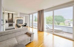 Standaard kamer, 1 tweepersoonsbed, balkon | Een kluis op de kamer, een bureau, geluiddichte muren