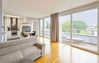 Escritorio, cortinas blackout y sistema de insonorización 
