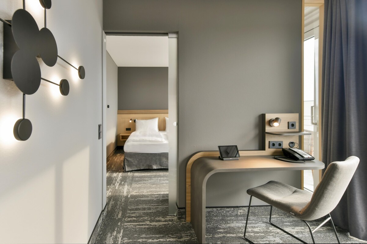 Suite, 1 cama King size, balcón (with Sofabed) | Escritorio, cortinas blackout y insonorización