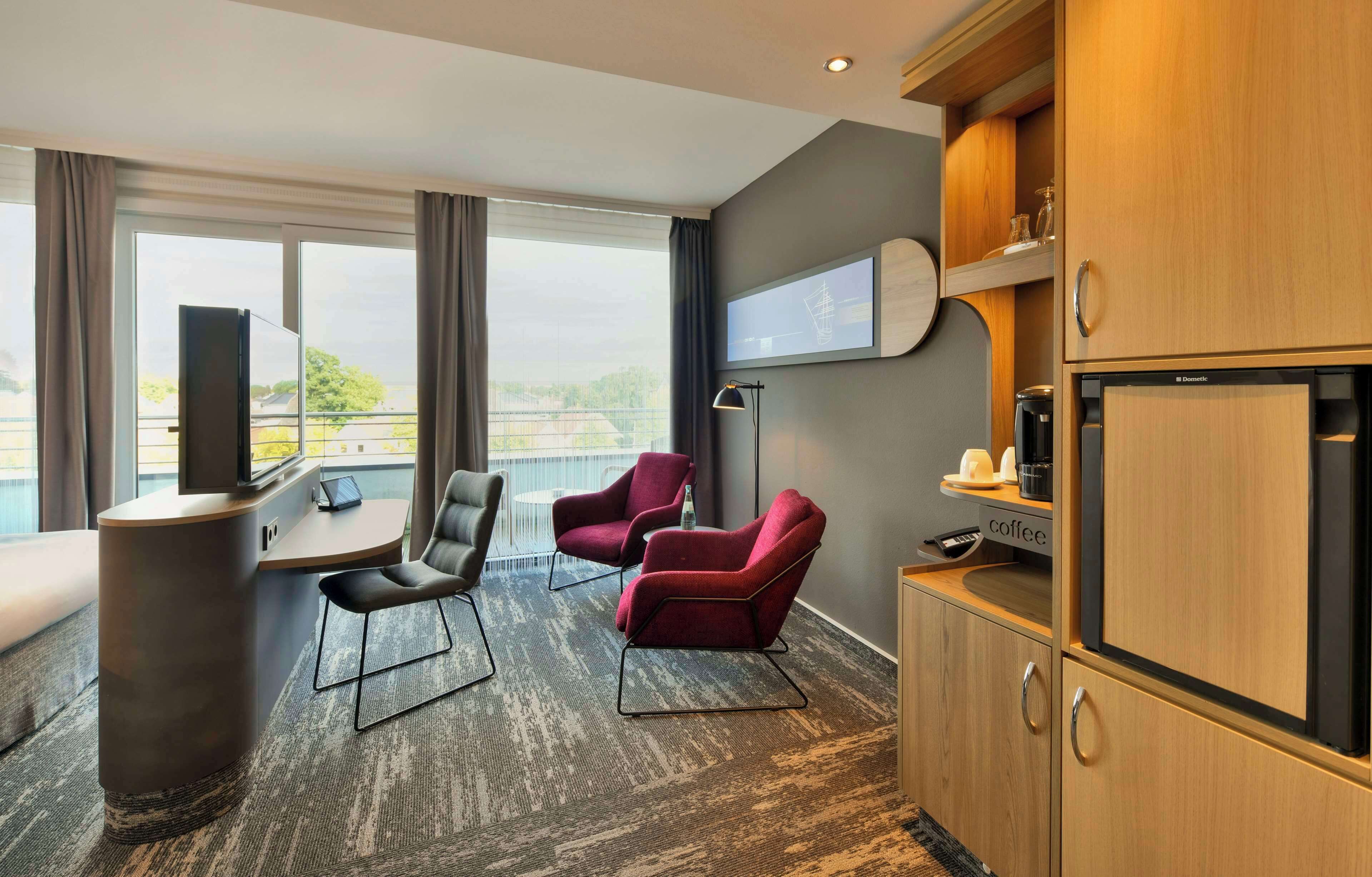 junior suite, 1 queen bed, balcony | 1 bedroom, in-room safe, desk, soundproofing