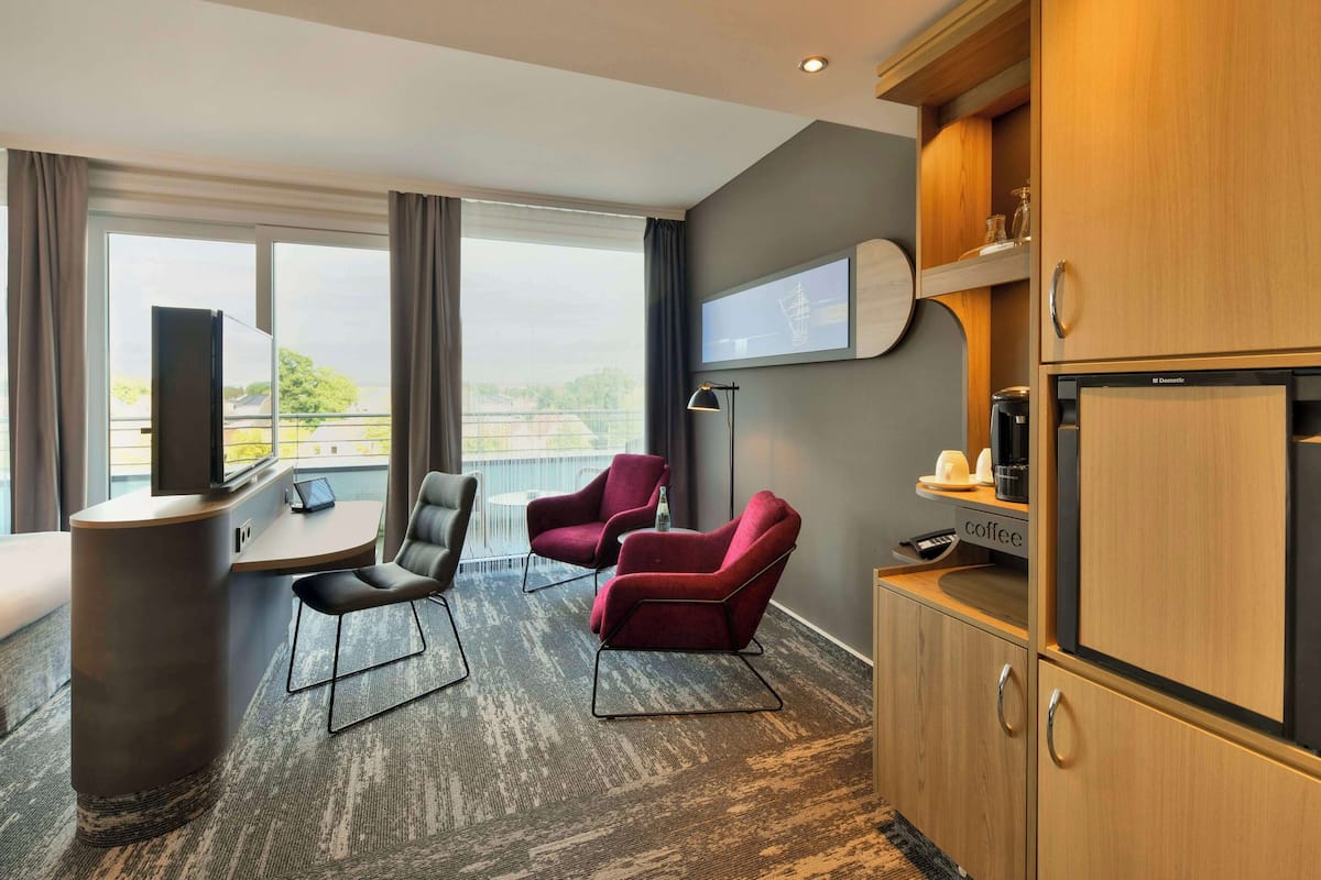 junior suite, 1 queen bed, balcony | 1 bedroom, in-room safe, desk, soundproofing