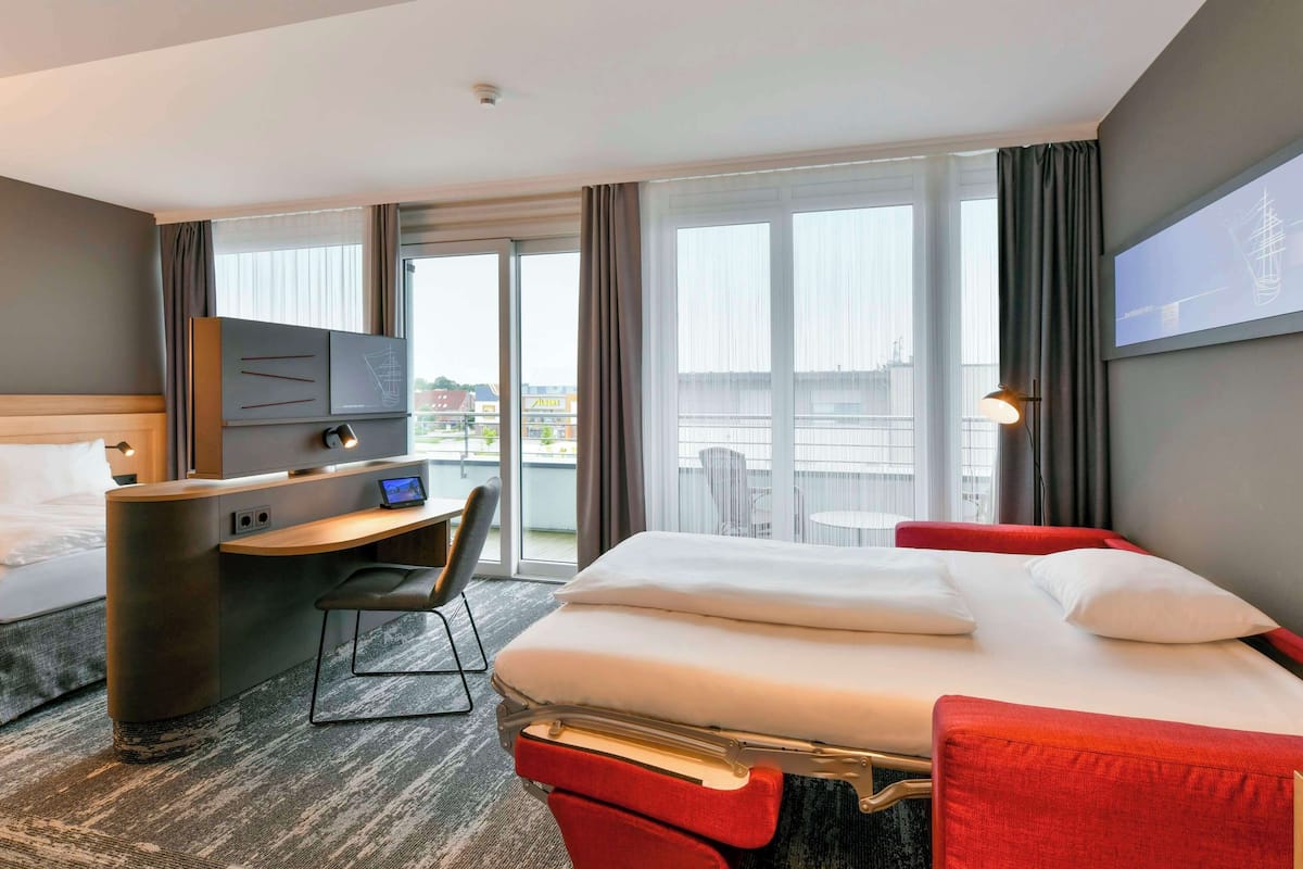 junior suite, 1 queen bed, balcony | 1 bedroom, in-room safe, desk, soundproofing