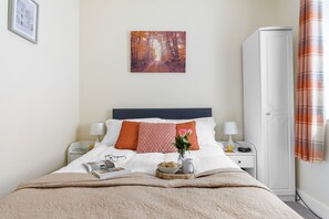 Planxa i posts de planxar, wifi gratuïta i roba de llit 