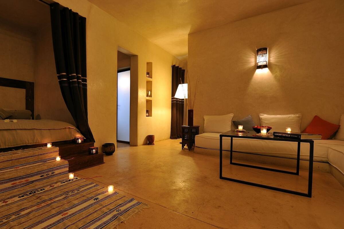 Deluxe Room | Living area | Plasma TV