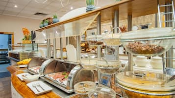朝食 (セルフサービス)、毎日提供 (1 名様 12.90 EUR)