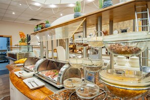 فطور قائم على الخدمة الذاتية يوميًا بتكلفة قدرها (12.90 EUR للشخص)