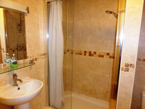 Duschwanne, kostenlose Toilettenartikel, Haartrockner, Handtücher