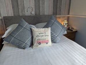 Double Room, Ensuite (Upper First Floor Rm 4) - Abingdon House (Torquay)