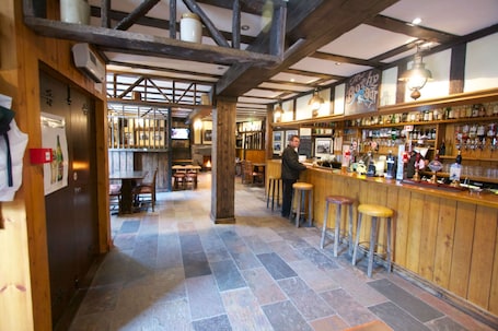 2 bars/lounges