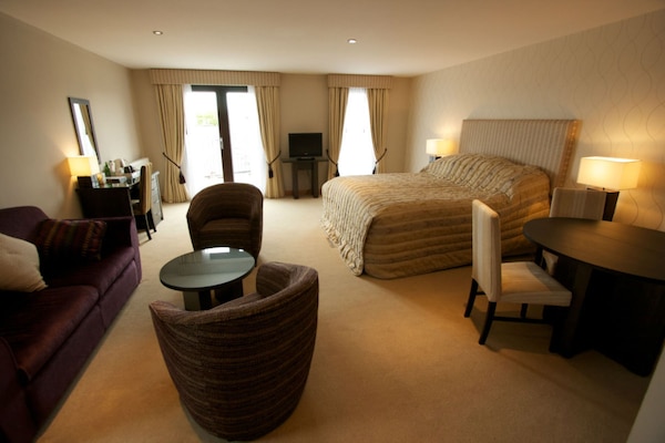 Superior Deluxe Double Room, Non Smoking | Hypo-allergenic bedding, desk, iron/ironing board, free WiFi