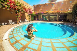 Una piscina al aire libre