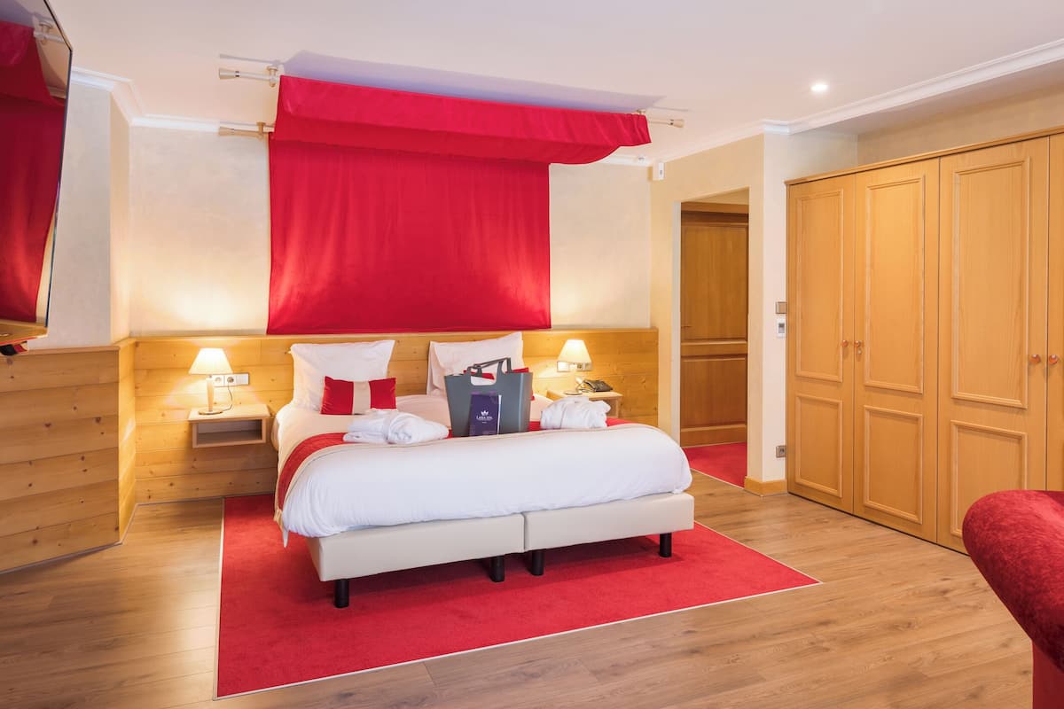 Junior Room, Hot Tub (Romantique) | Premium bedding, minibar, in-room safe, desk