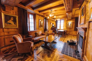 Premium Room (Alsacienne) | Living area | 101-cm flat-screen TV with satellite channels - Hôtel & SPA Les Violettes (Soultz-Haut-Rhin)