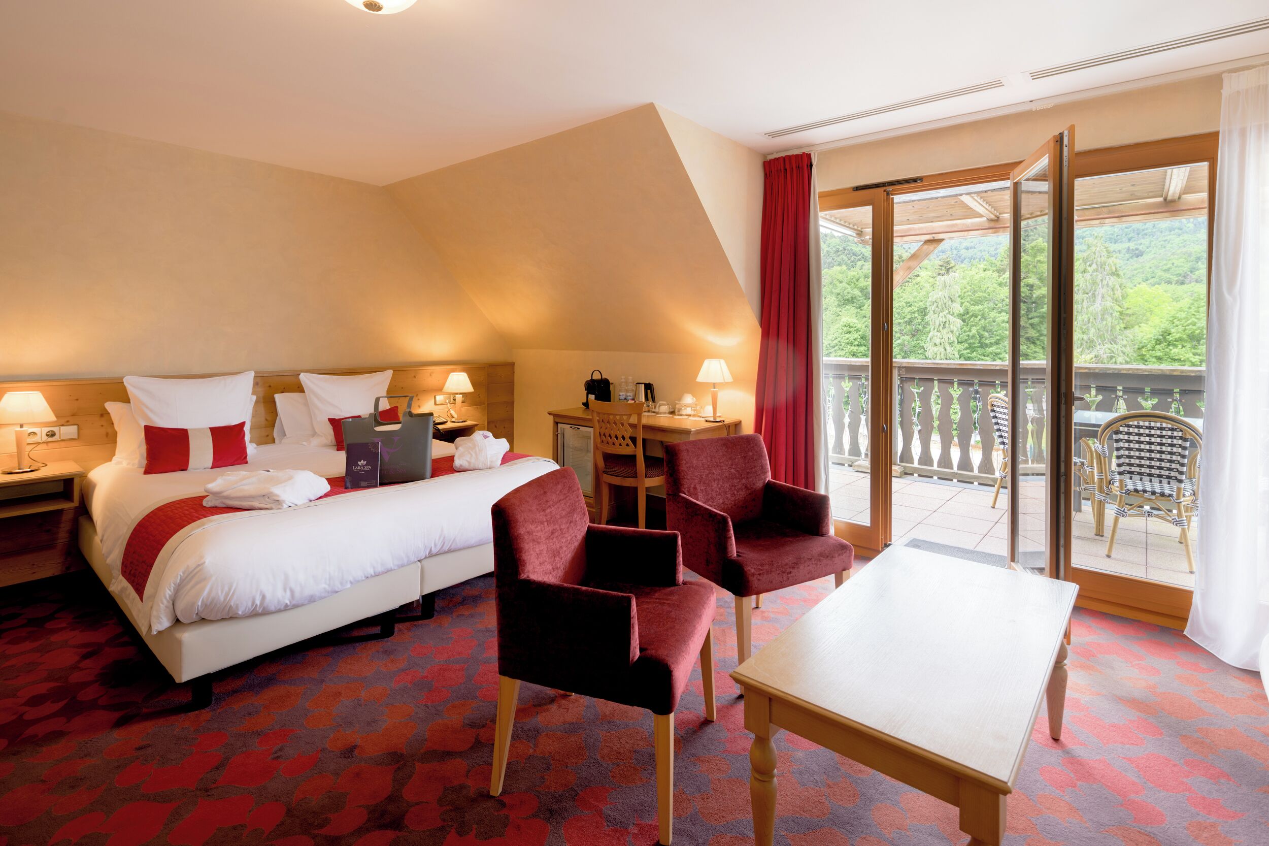 Quarto premium (Romantique) | Roupas de cama premium, frigobar, cofres nos quartos, escrivaninha