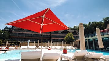 Indendørs pool, udendørs pool, parasoller, liggestole