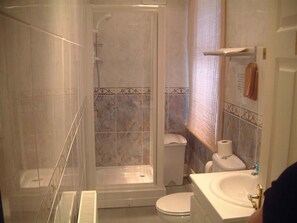 Sapone, shampoo, carta igienica