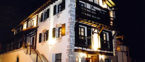 Façade de lâhĂ©bergement â soirĂ©e/nuit