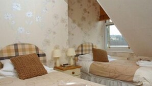 Desk, iron/ironing board, WiFi (free) - Astor House - Guest house (Bath)