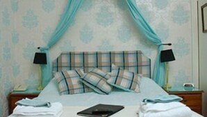 Desk, iron/ironing board, WiFi (free) - Astor House - Guest house (Bath)