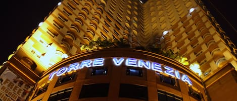 Façade de l’hébergement - soirée/nuit