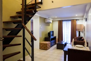 Deluxe Loft, 2 Bedrooms, Kitchenette | Living area