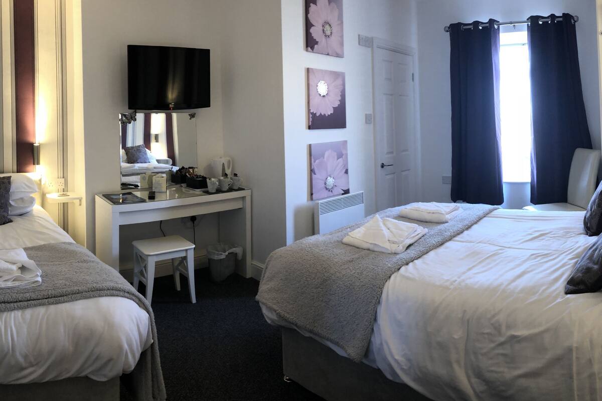 Habitación triple Premium, baño privado, vistas al mar | Escritorio, tabla de planchar con plancha, wifi gratis y ropa de cama