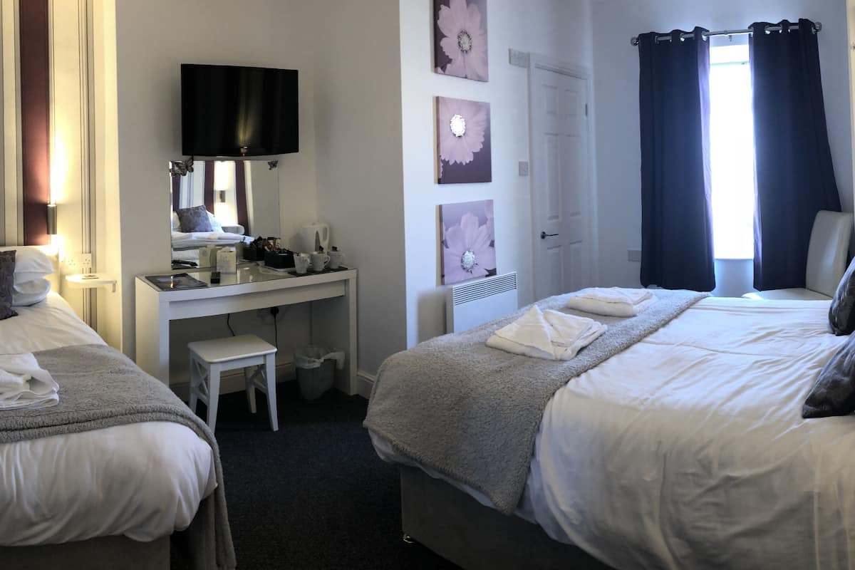 Habitación triple Premium, baño privado, vistas al mar | Escritorio, tabla de planchar con plancha, wifi gratis y ropa de cama