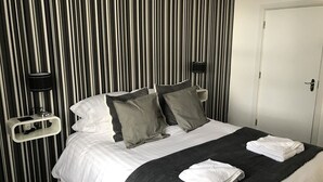 Double Room, Ensuite (Premium) | Desk, iron/ironing board (on request), WiFi (free), bed sheets - Balmoral Guest House (Morecambe)