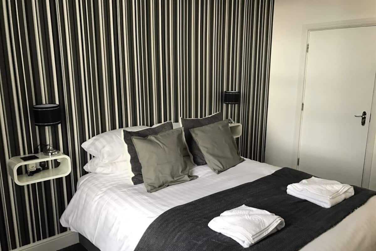 Habitación doble, baño privado (Premium) | Escritorio, tabla de planchar con plancha, wifi gratis y ropa de cama