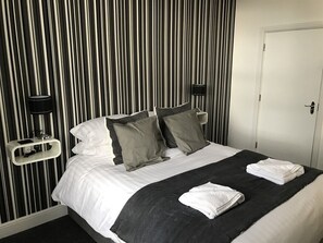 Double Room, Ensuite (Premium) | Desk, iron/ironing board, free WiFi, bed sheets