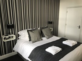 Escritorio, tabla de planchar con plancha, wifi gratis y ropa de cama 